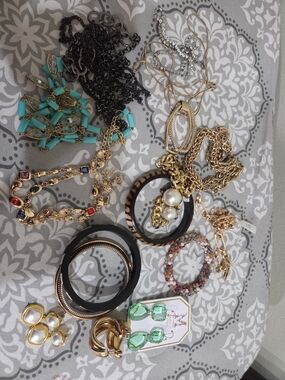 Lot of fashion jewelry